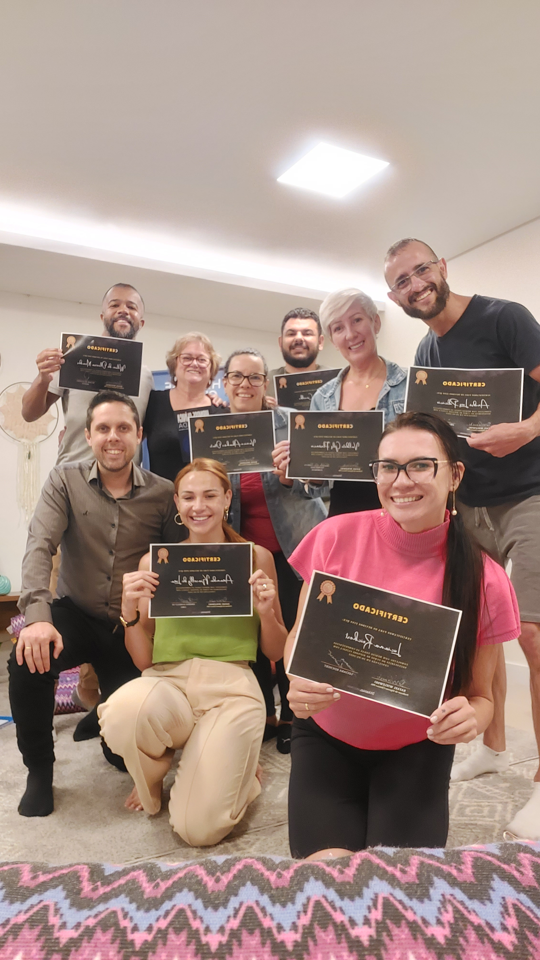Alunos formados na Formação em Hipnose Clínica e PNL segurando seus certificados